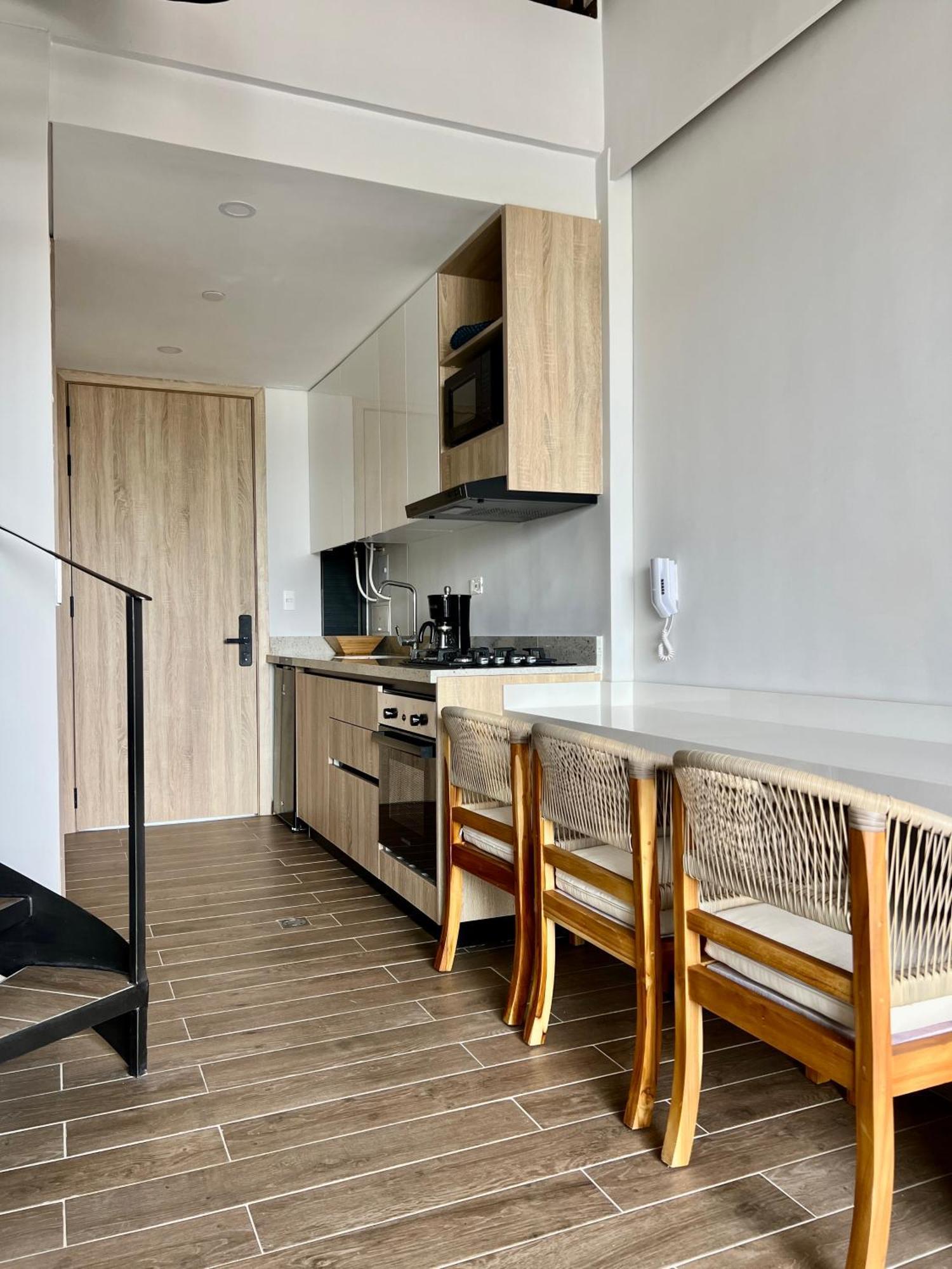 Beautiful! Brand New Old Town Apartment *
