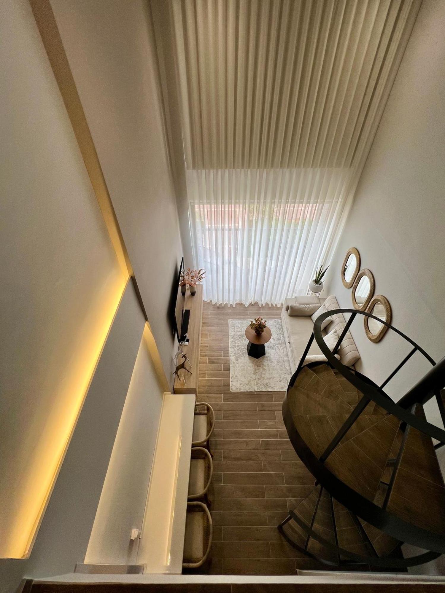 Beautiful! Brand New Old Town Apartment *