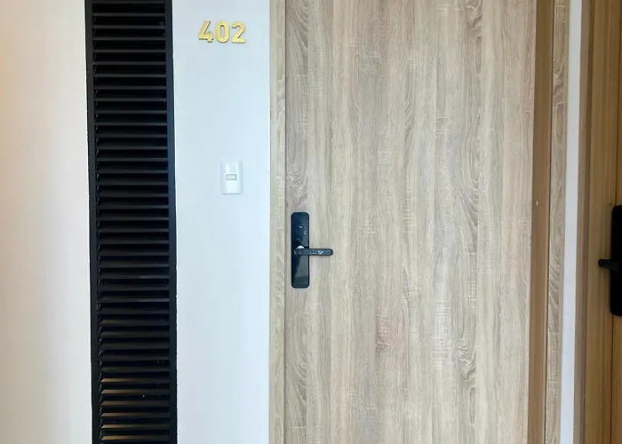 Beautiful! Brand New Apt Old Town